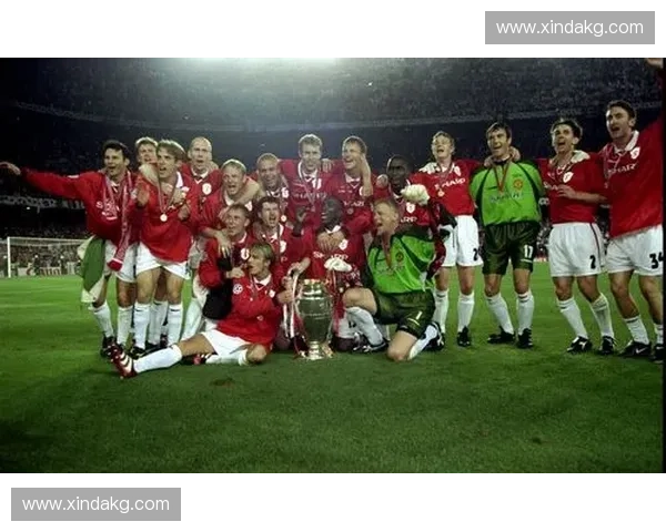 曼联再度荣耀称雄欧洲赛场捧起欧联杯冠军奖杯全队欢庆辉煌时刻